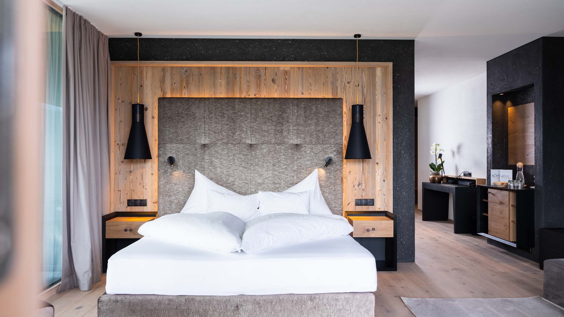 Camera da letto moderna con letto confortevole e parete in legno