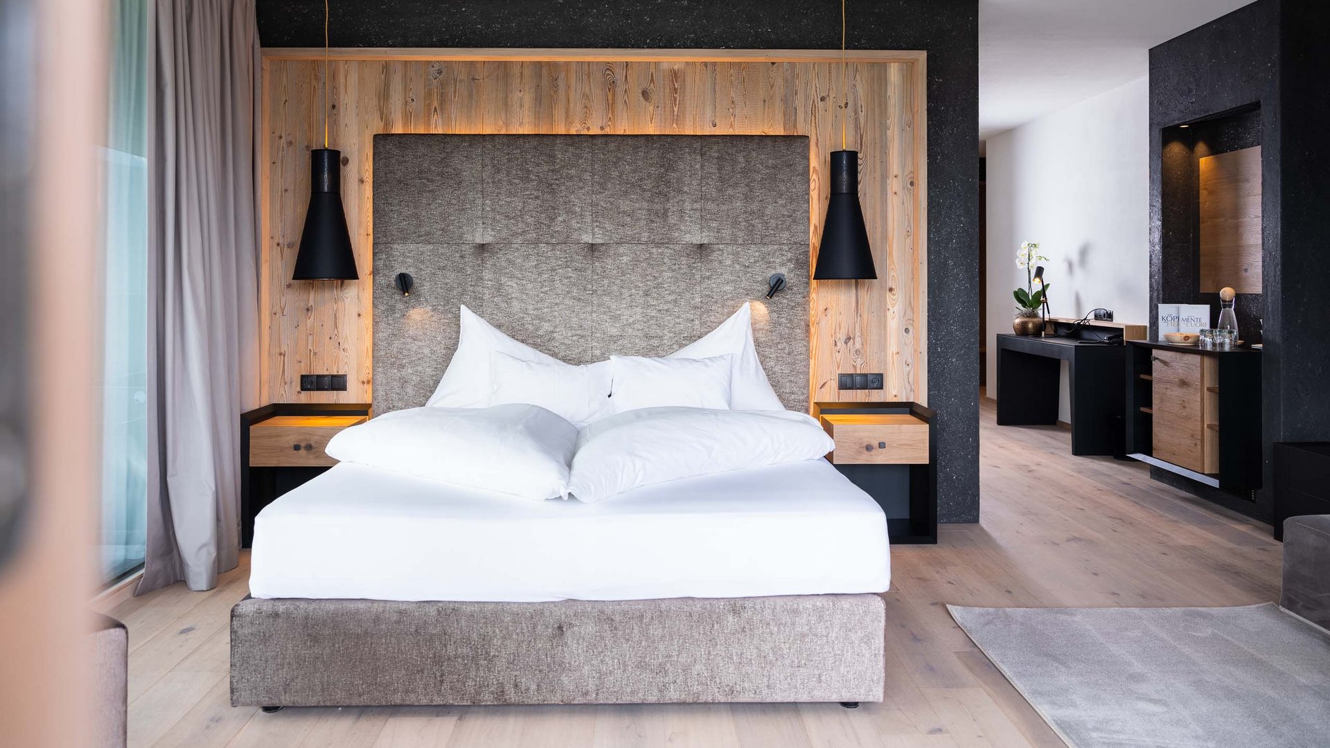 Camera da letto moderna con letto confortevole e parete in legno