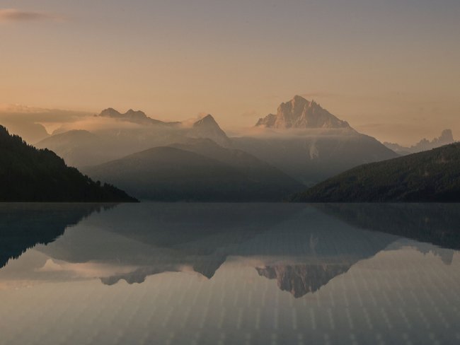 Berglandschaft mit See und Spiegelung bei Sonnenaufgang