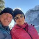 Älteres Paar in Winterkleidung macht Selfie vor Berg und See