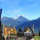 Alpen Tesitin: ecco cosa dicono i nostri ospiti Terrazza accogliente con altalena e vista sulle montagne sotto un cielo limpido