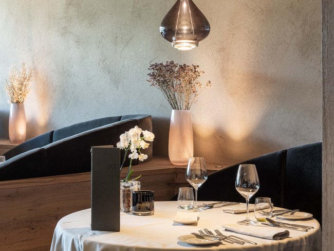 Eleganter gedeckter Tisch mit weißen Orchideen und Keramik in modernem Restaurant