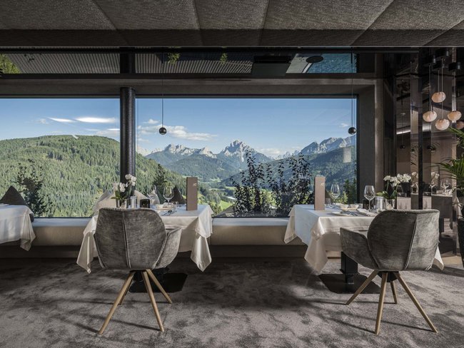 Elegantes Restaurant mit Panoramafenster und Bergblick