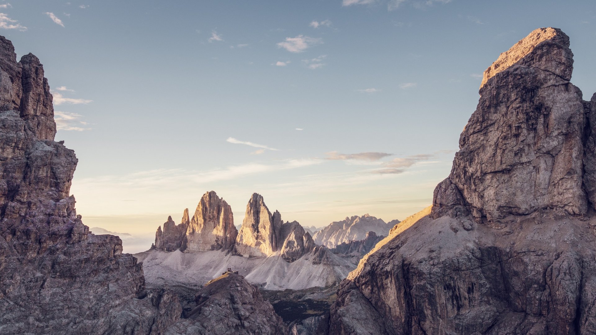 Sonnenbeschienene Dolomitenfelsen bei klarem Himmel