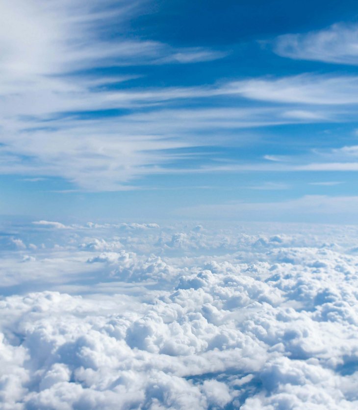Vista di nuvole bianche sotto cielo blu