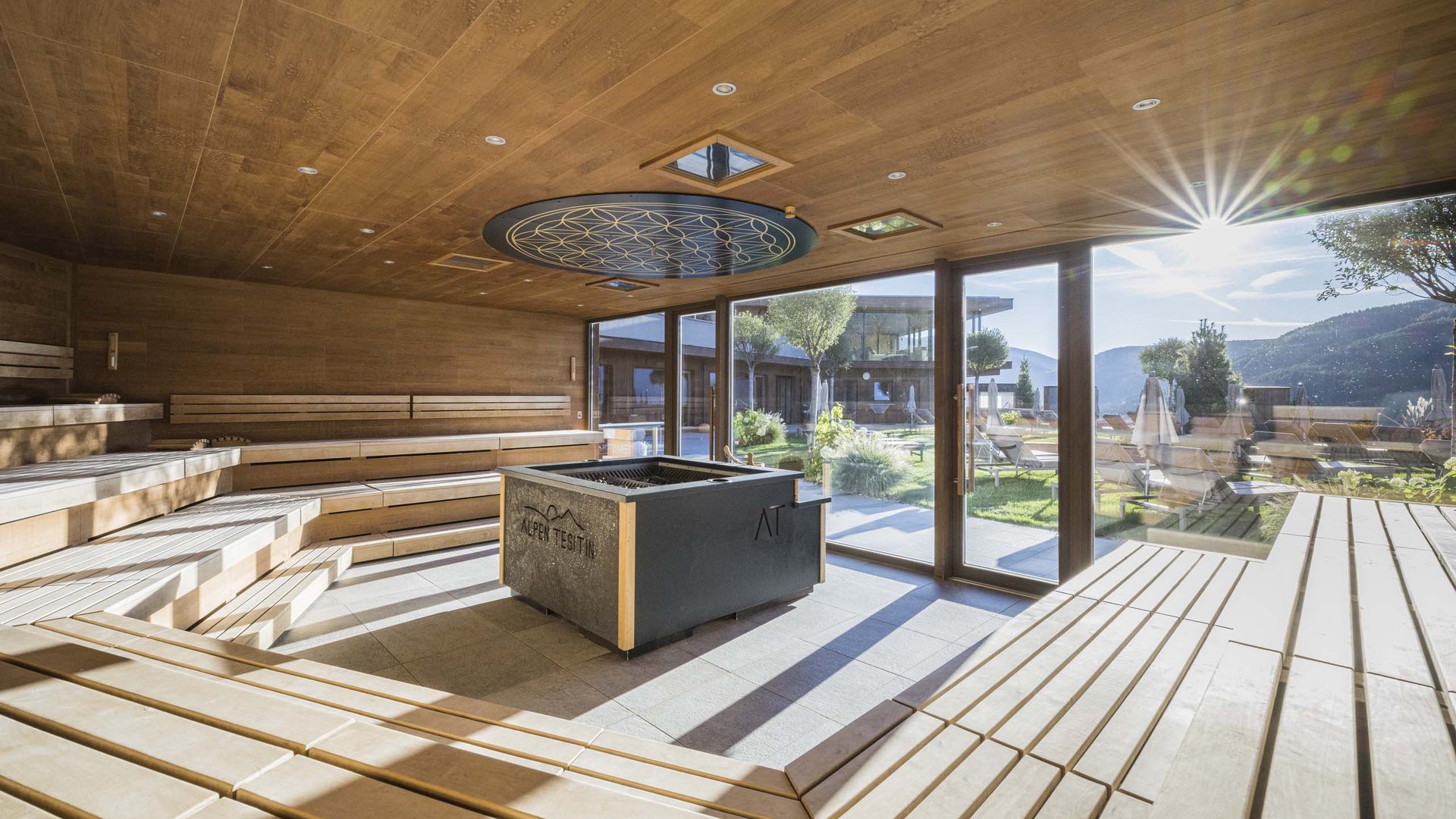 Sala sauna moderna con interni in legno e grandi vetrate panoramiche