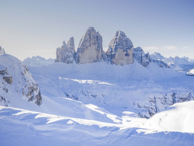 Sciare in Val Pusteria in vacanza all’Alpen Tesitin Montagne innevate con picchi distintivi sotto un cielo blu limpido