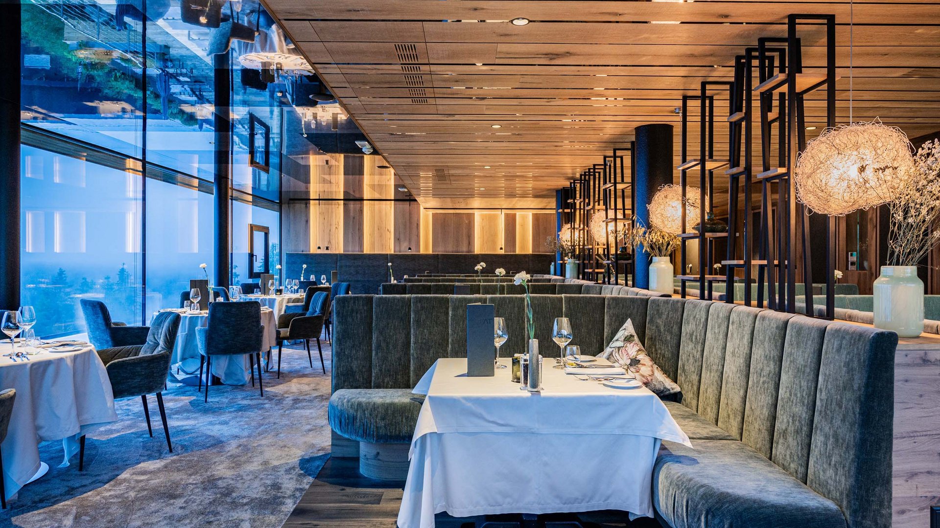 Moderne Restaurant-Innenansicht mit stilvollen Tischen und bequemen Sitzbänken