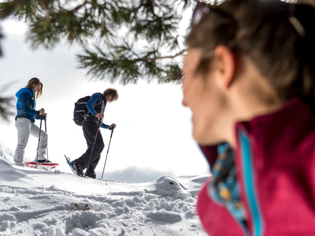 Secrets Due donne con racchette da neve in paesaggio invernale, primo piano di un'altra donna