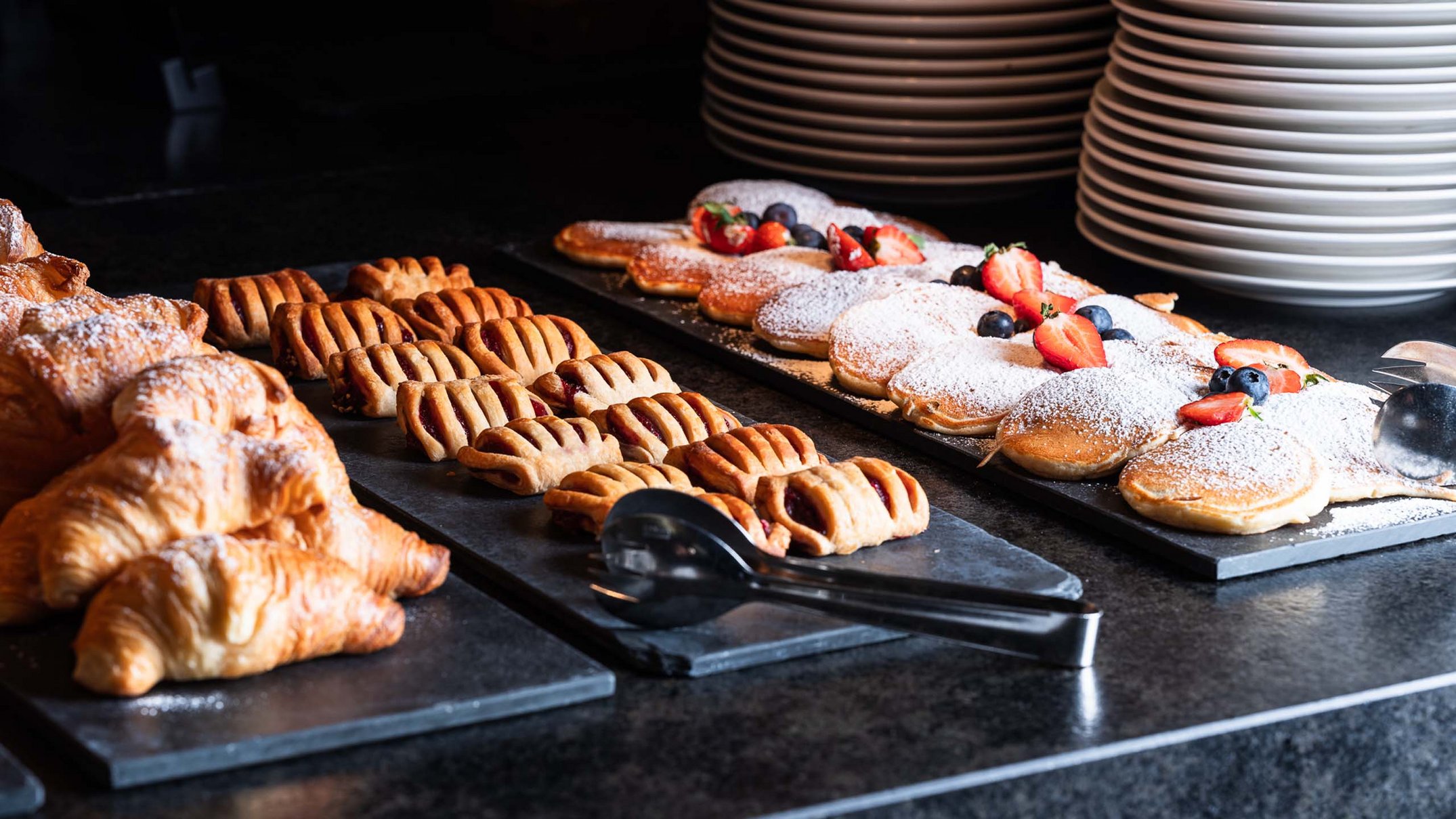 Alpen Tesitin: Ihr Gourmethotel in Südtirol Frühstücksbuffet mit Croissants, Gebäck und Pfannkuchen mit Beeren