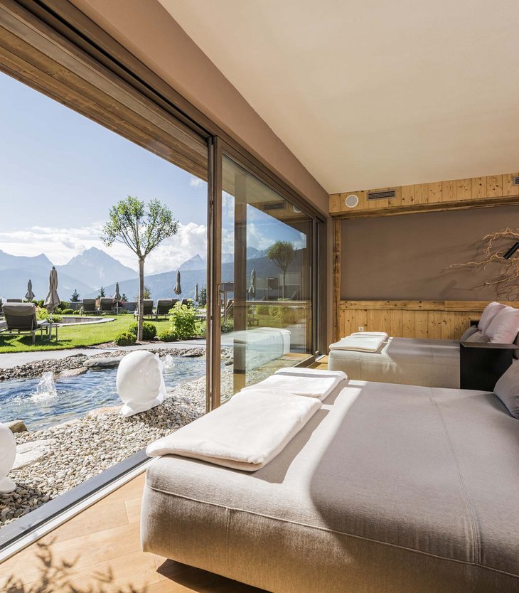 La vostra vacanza wellness esclusiva da Belvita Lounge confortevole con vista su giardino, montagne e fontana d'acqua