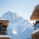 Il vostro hotel in Val Pusteria a 5 stelle: Alpen Tesitin Coppia guarda dalla balconata di un chalet moderno una montagna innevata