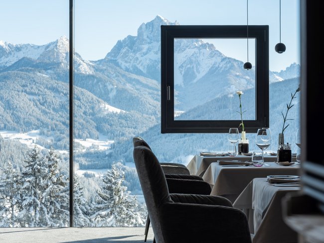 Restaurant mit Panoramablick auf schneebedeckte Berge im Winter