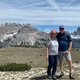 Paar beim Wandern vor Gebirgslandschaft im Sonnenschein