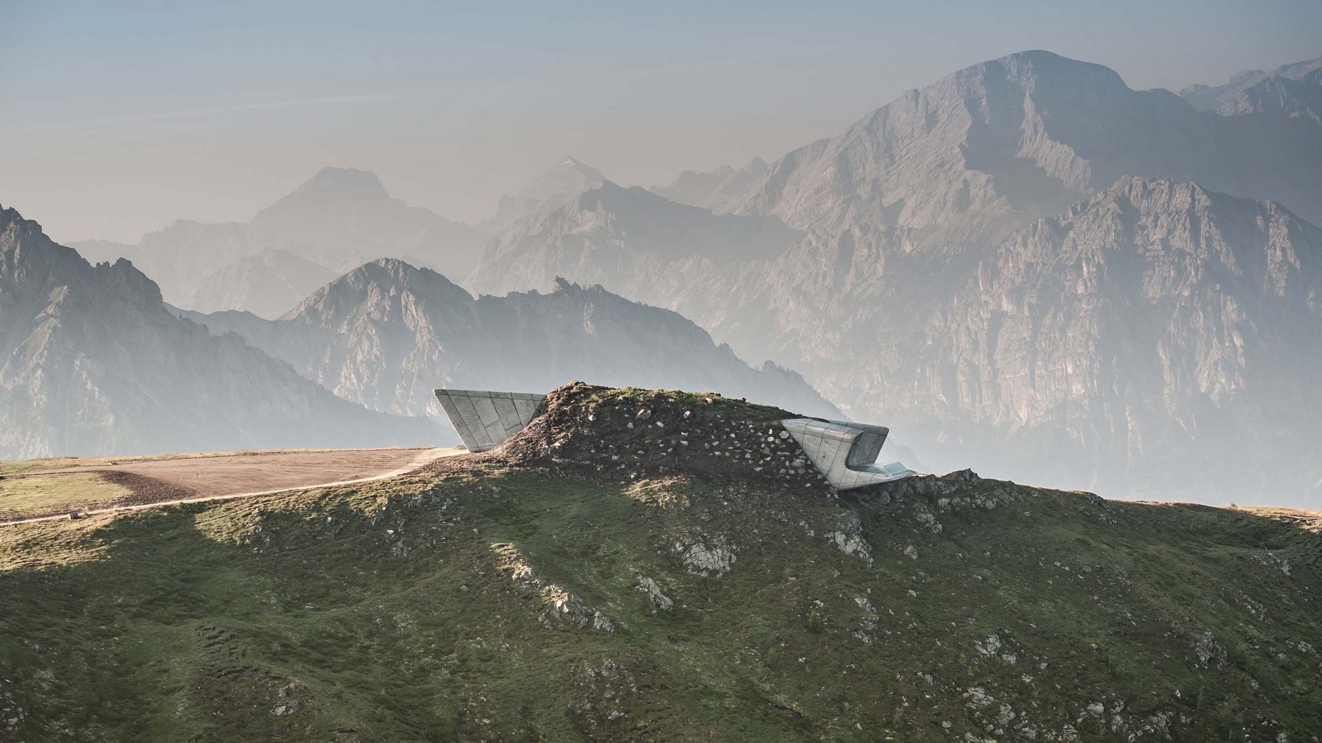 Piattaforma panoramica moderna su una collina con montagne sullo sfondo