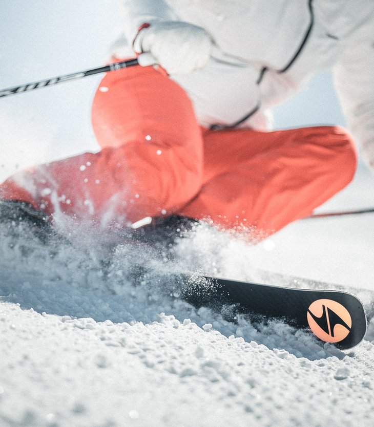 Vacanze invernali in Val Pusteria all’Alpen Tesitin Sciatore con pantaloni rossi scende velocemente una pista innevata