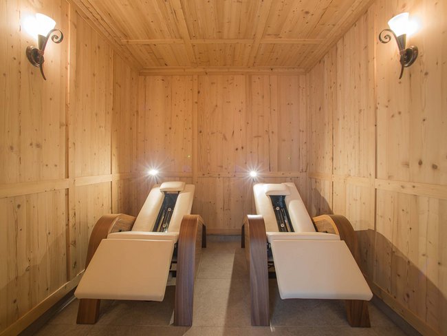 Due poltrone moderne in una stanza accogliente di legno con lampade da parete
