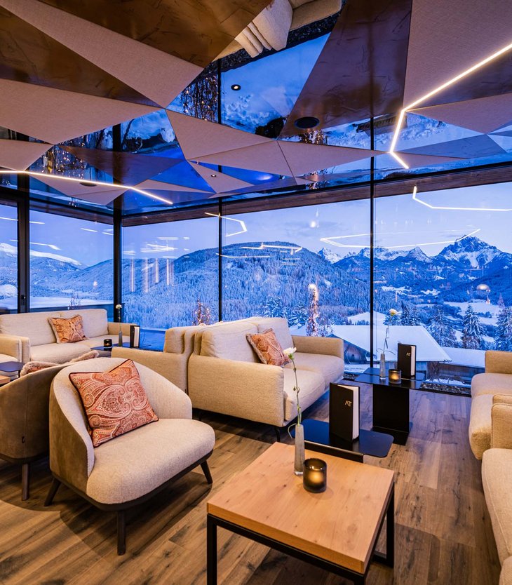 La vostra vacanza wellness esclusiva da Belvita Area lounge accogliente con vista panoramica sulle montagne innevate