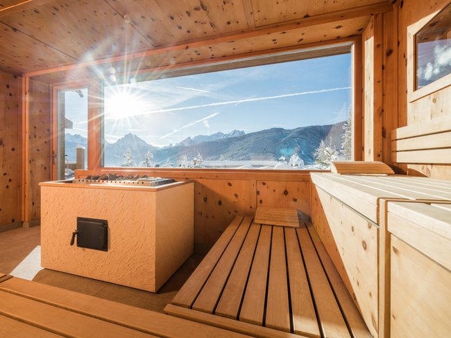 Sauna con vista sulle montagne innevate e luce solare