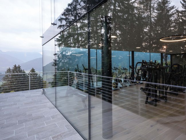 Fitnessstudio mit Glasfassade und Bergblick