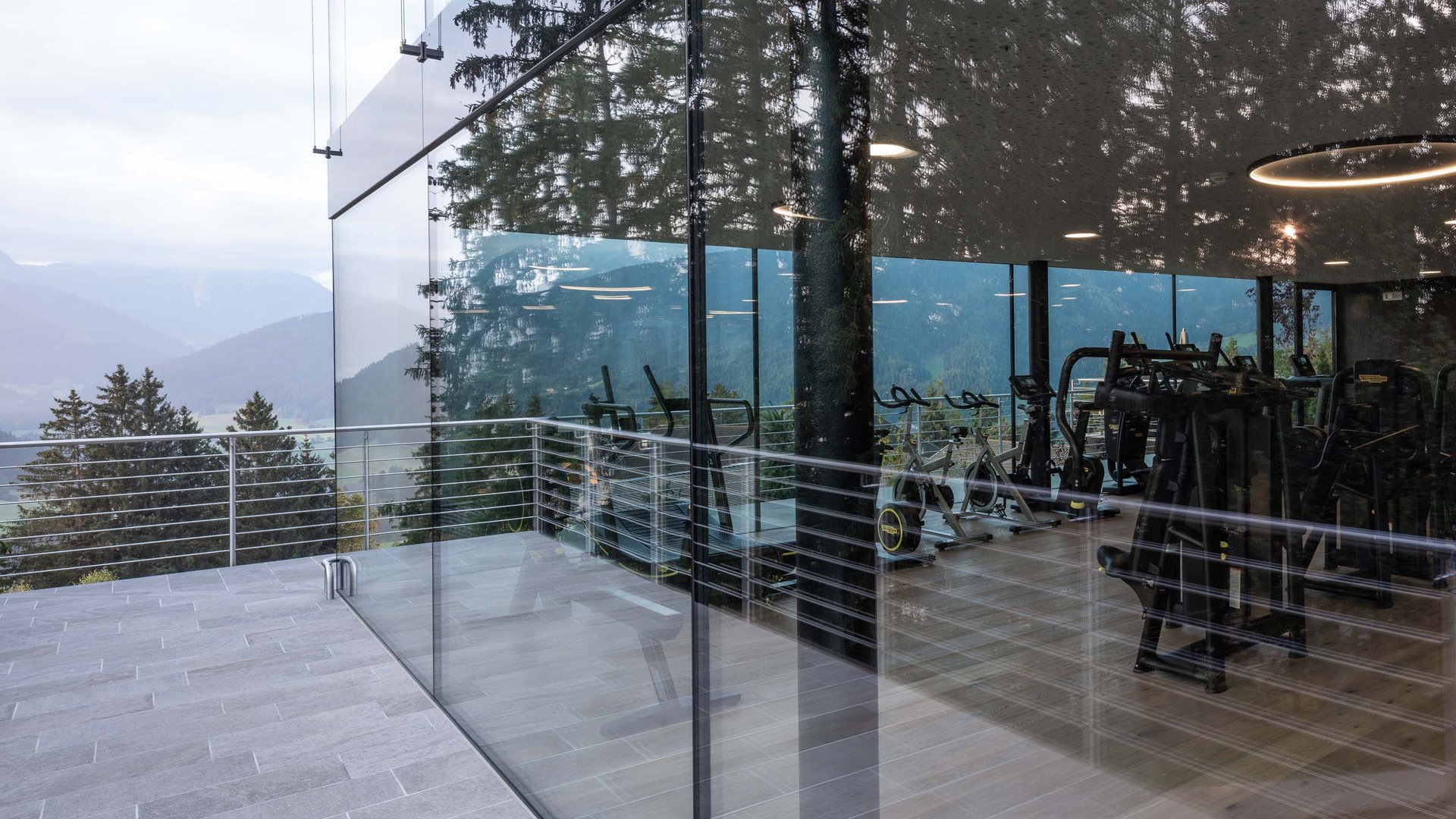 Fitnessstudio mit Glasfassade und Bergblick