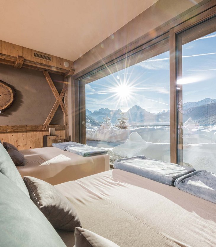 La vostra vacanza wellness esclusiva da Belvita Lettini accoglienti con vista su montagne innevate e sole splendente
