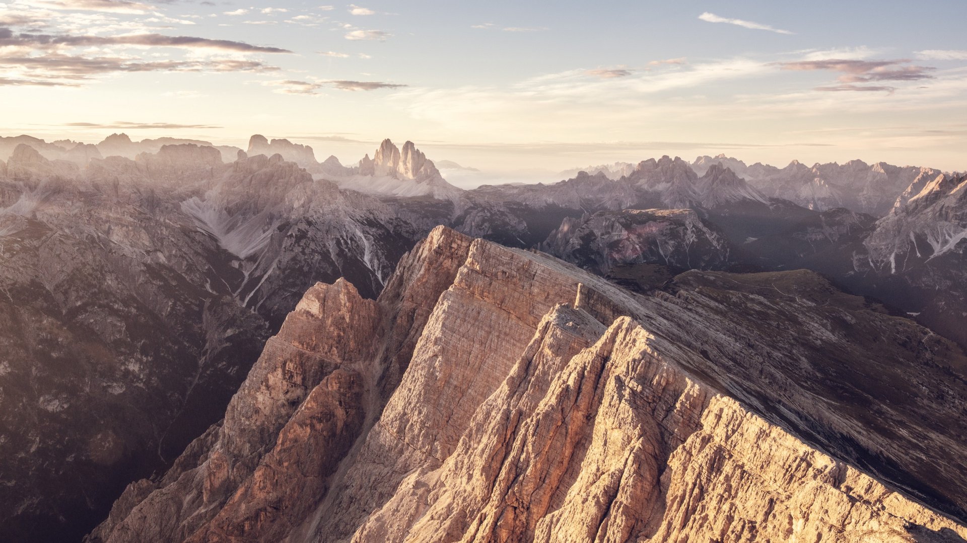 Berggipfel der Dolomiten im Sonnenuntergang mit klarer Himmel